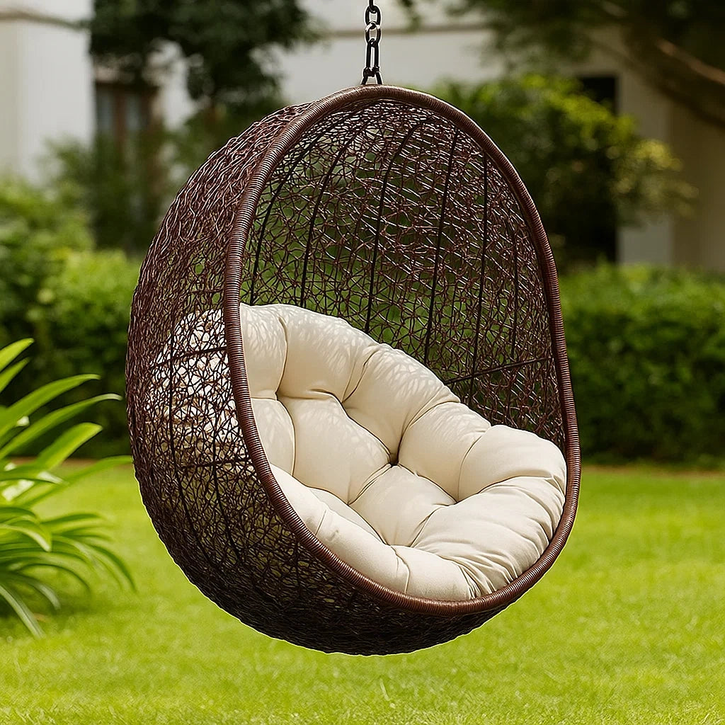 Sedia sospesa in rattan sintetico con cuscino beige