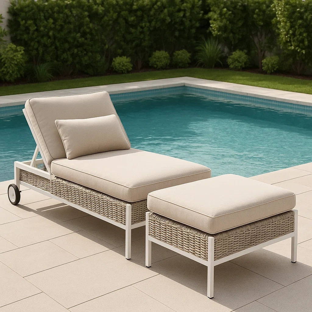 Sdraio in Rattan con Cuscini in Tessuto Beige e Poggiapiedi