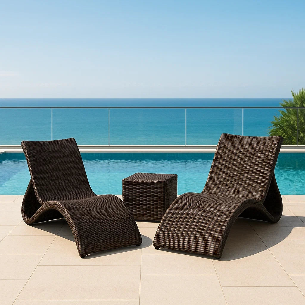 Set di sedie a sdraio in rattan sintetico marrone con tavolino