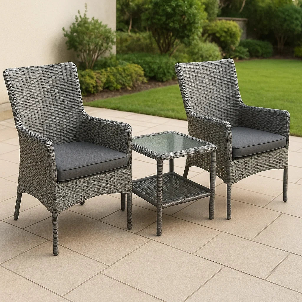 Set da Giardino in Rattan Sintetico con Tavolo in Vetro e Sedie con Cuscini Grigi
